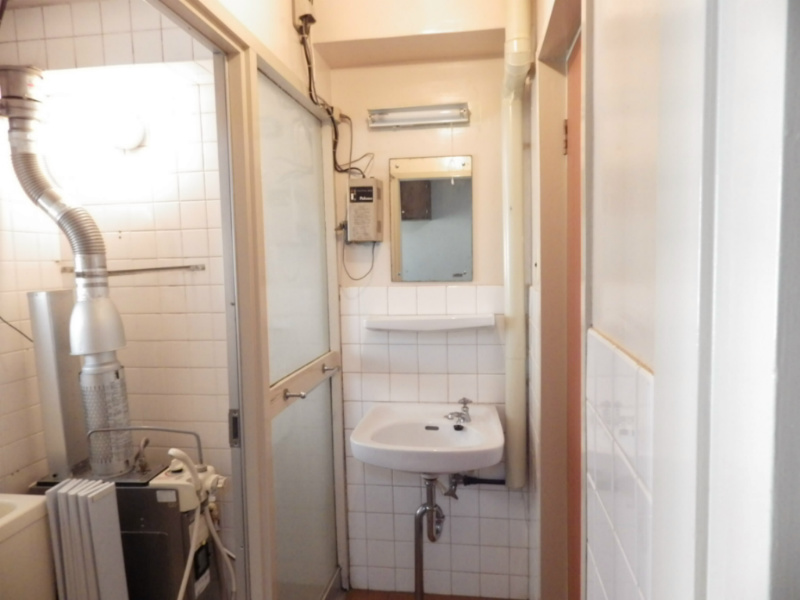 Washroom. Wash basin