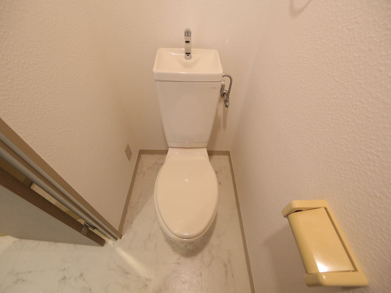 Toilet. Western-style toilet bus ・ Restroom