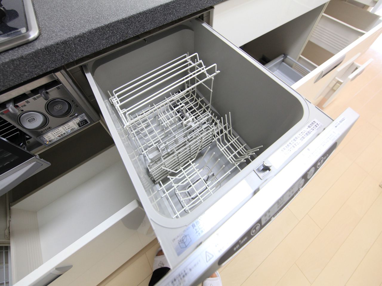 Kitchen. kitchen Dishwasher Gas 3-burner stove (with grill)