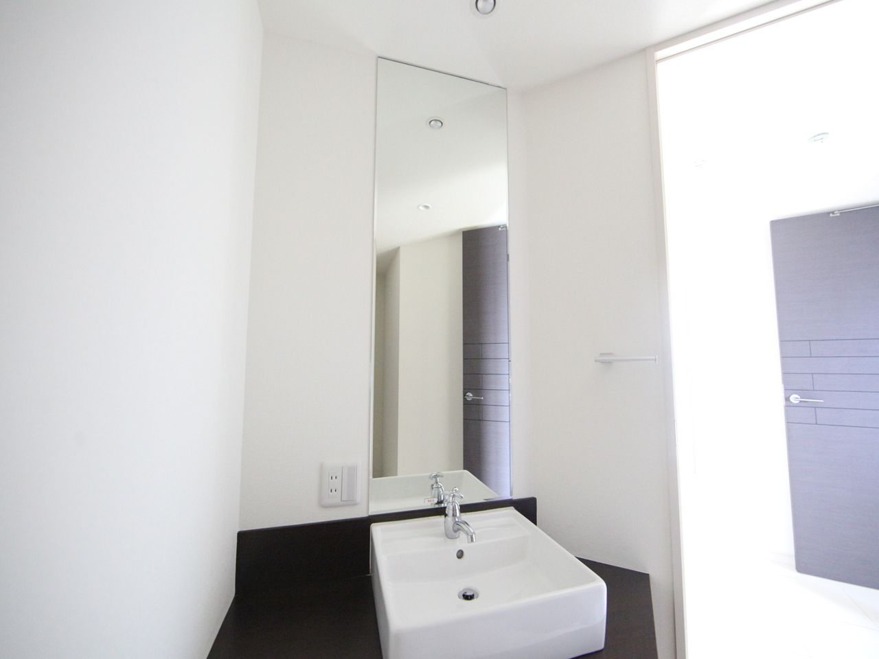 Washroom. Dressing room (with separate wash basin)