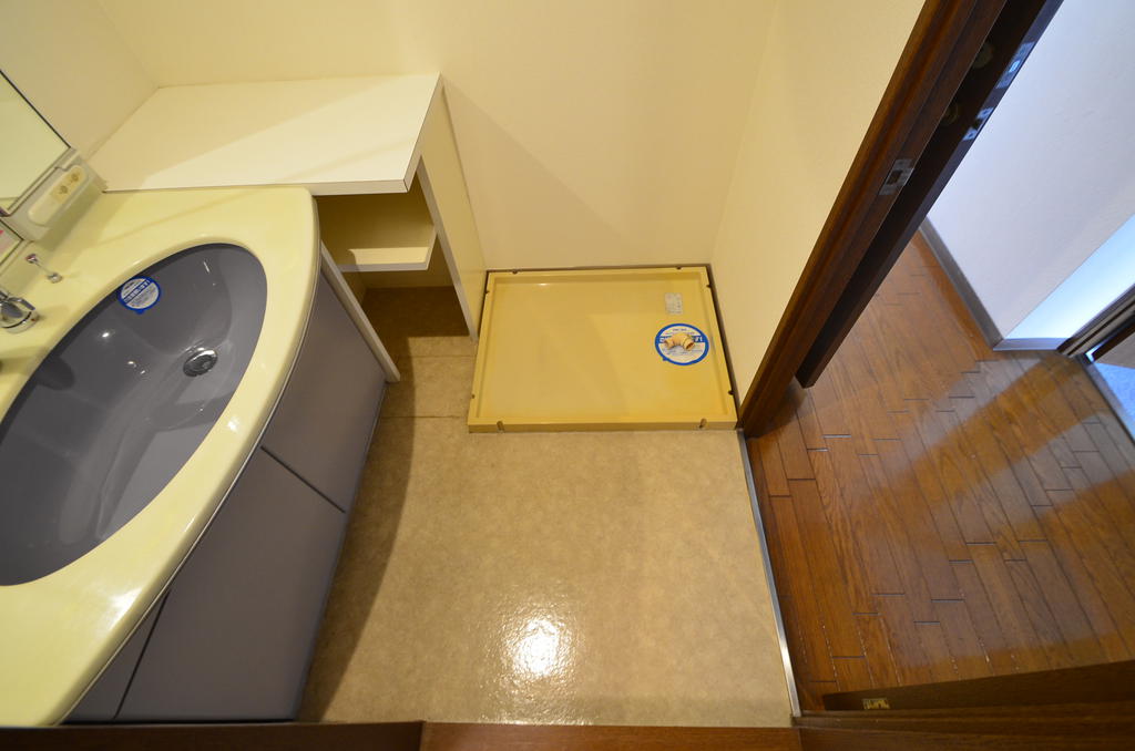 Washroom. Laundry Area