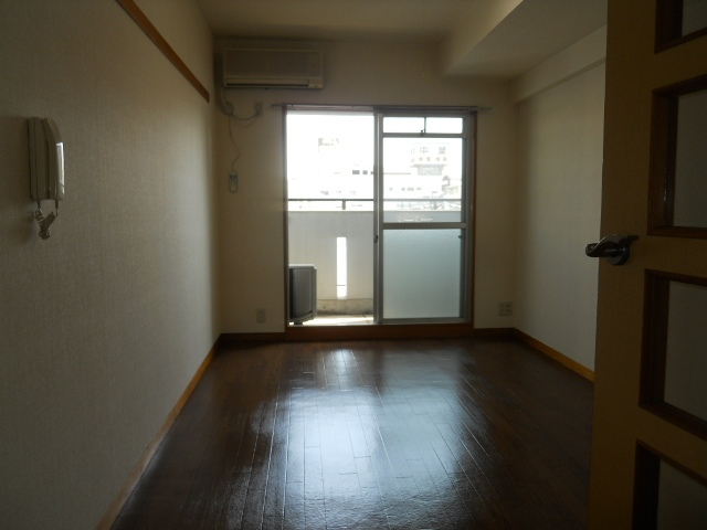 Other room space. Western-style (shooting from the kitchen side