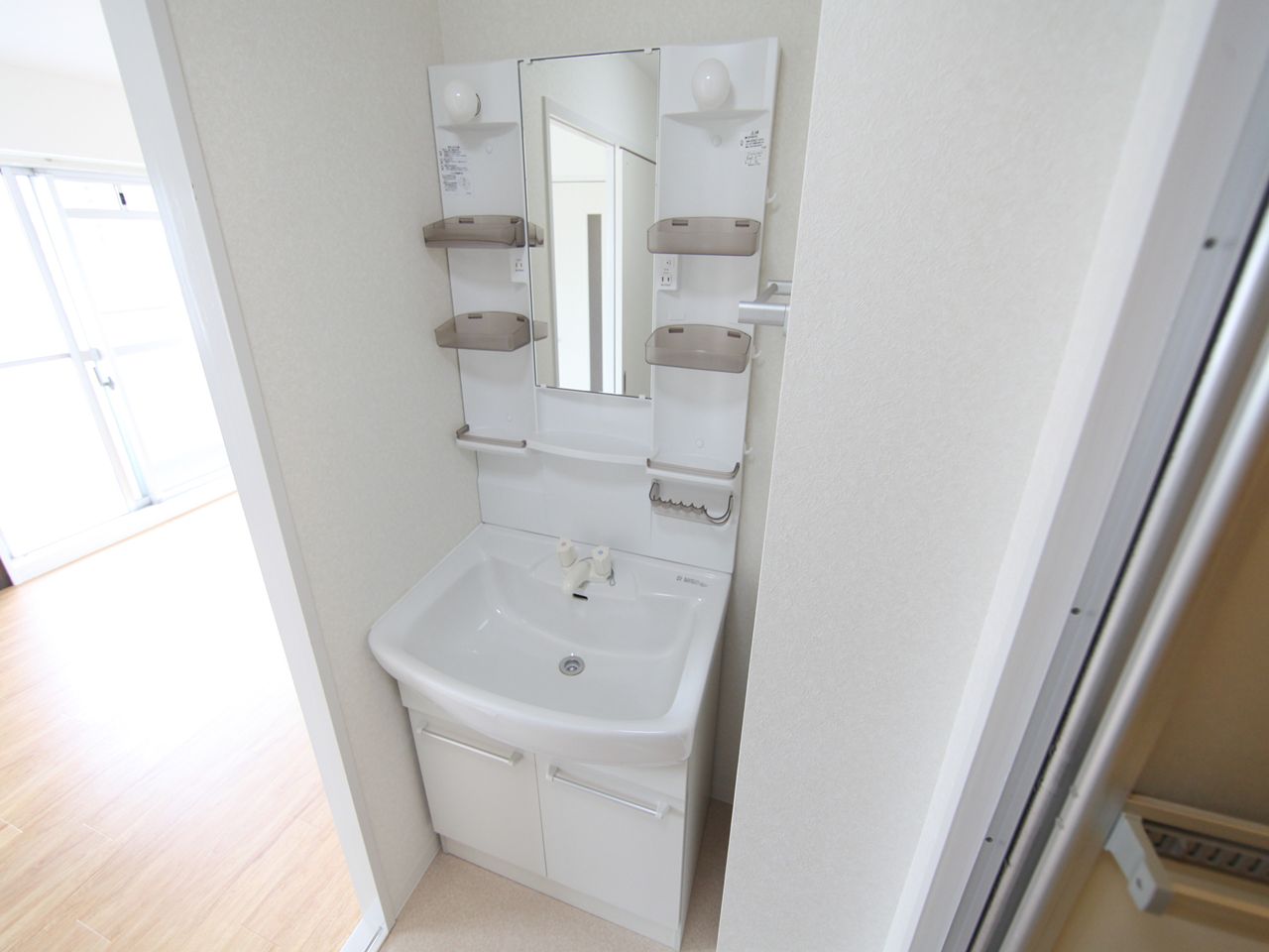 Washroom. Dressing room (independent washbasin)