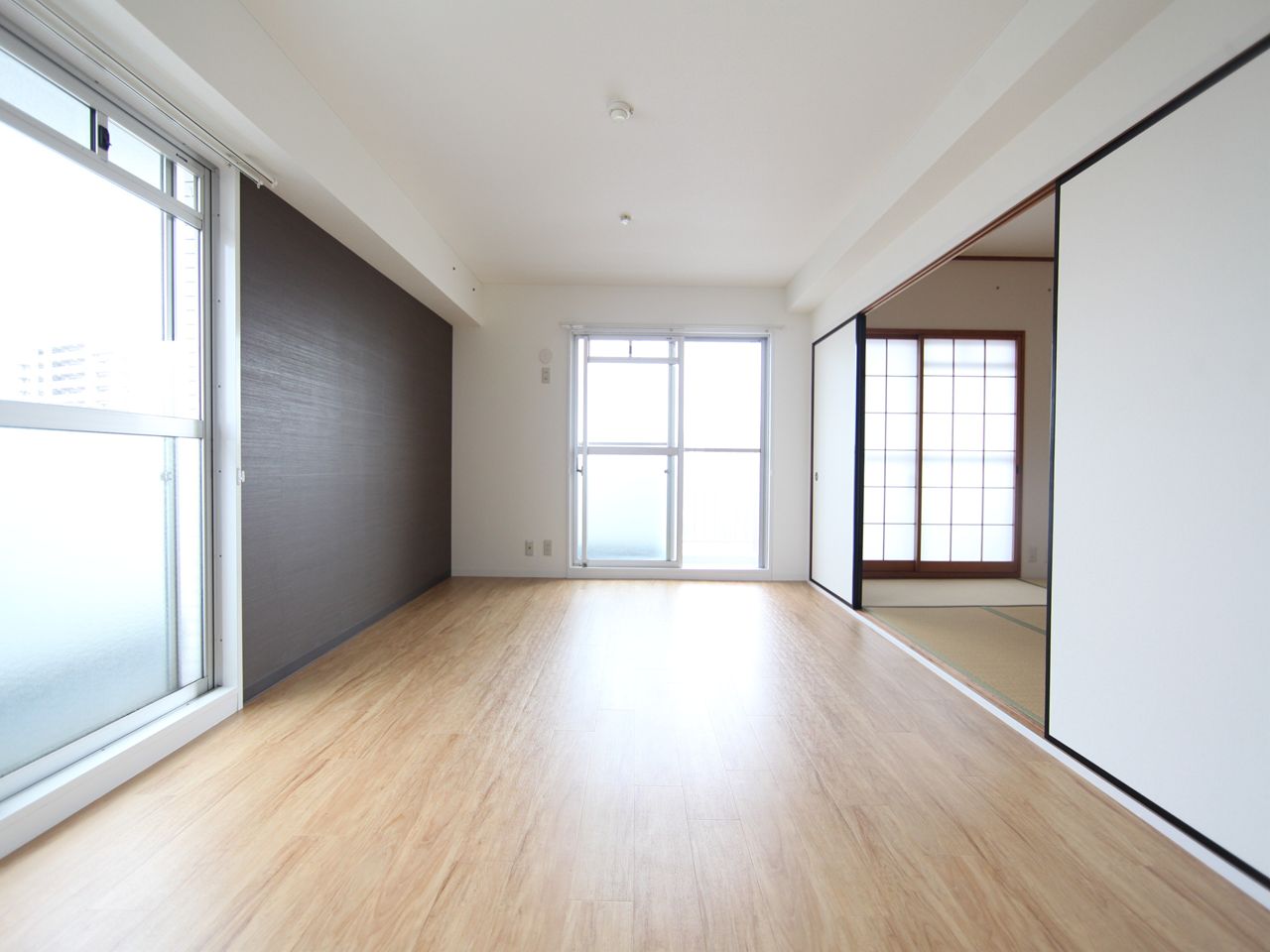 Living and room. LDK11 Pledge System kitchen (with a three-necked gas grill)