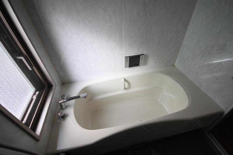 Bath. Tv in the bathroom