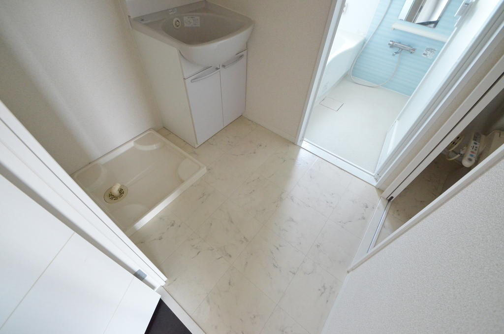 Washroom. Laundry Area