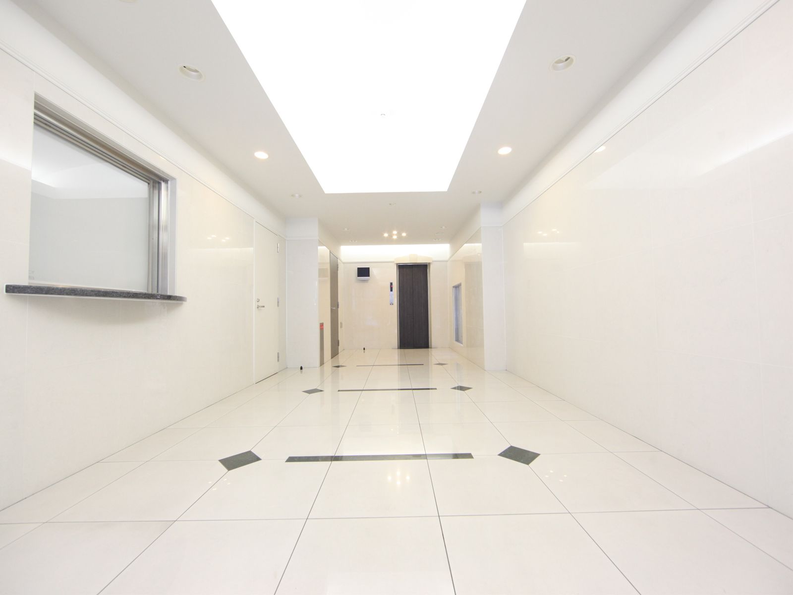 Entrance. entrance auto lock Courier BOX