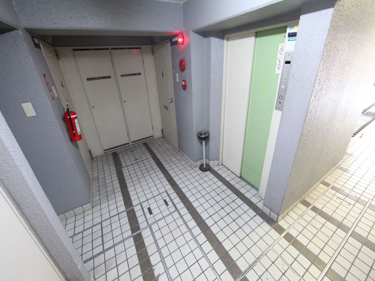 lobby. auto lock With elevator