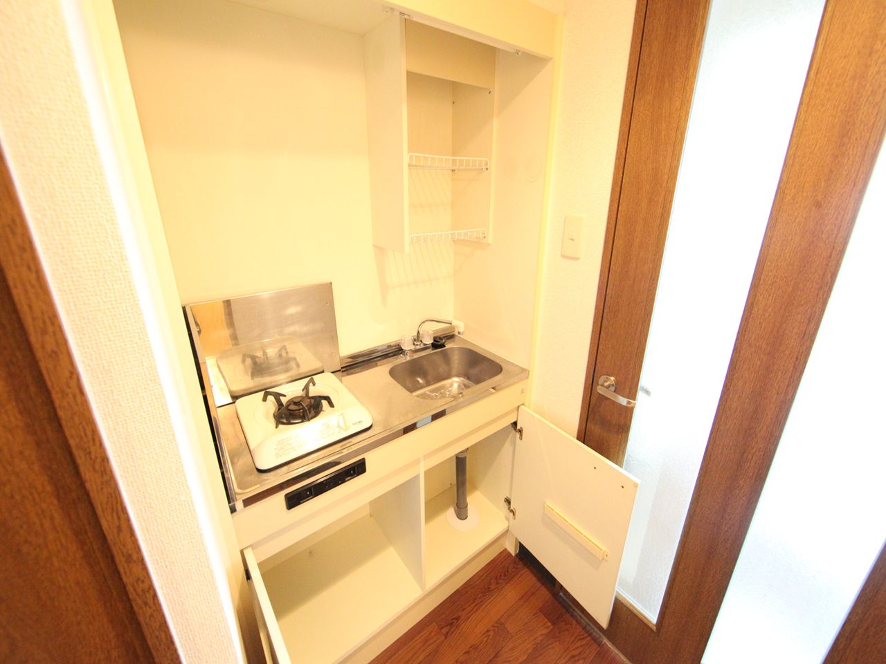 Kitchen. Kitchen (1-neck with stove gas)