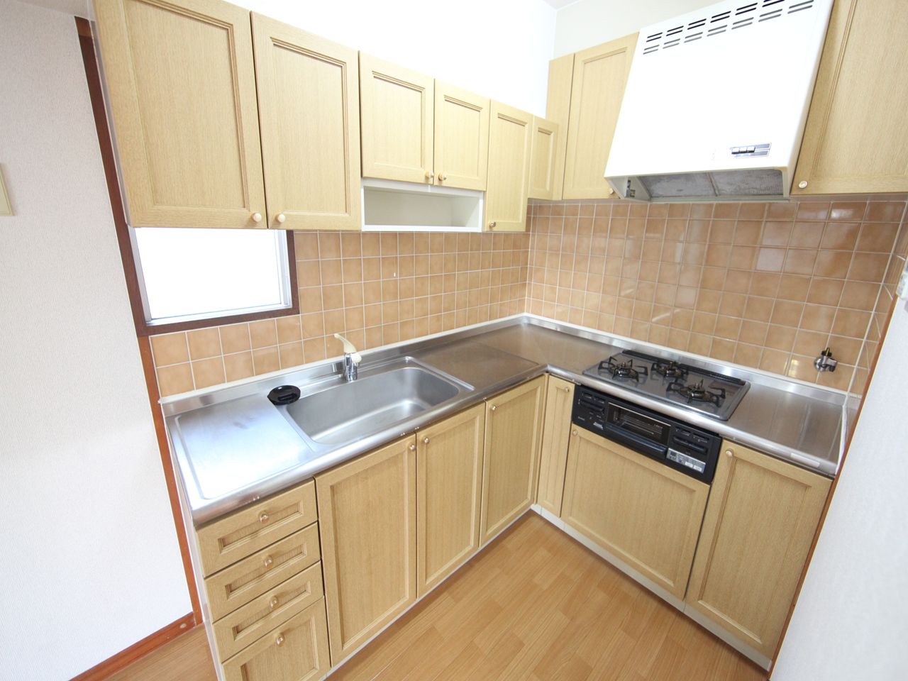 Kitchen. System kitchen (gas three-necked grill) refrigerator microwave oven, etc. available OK