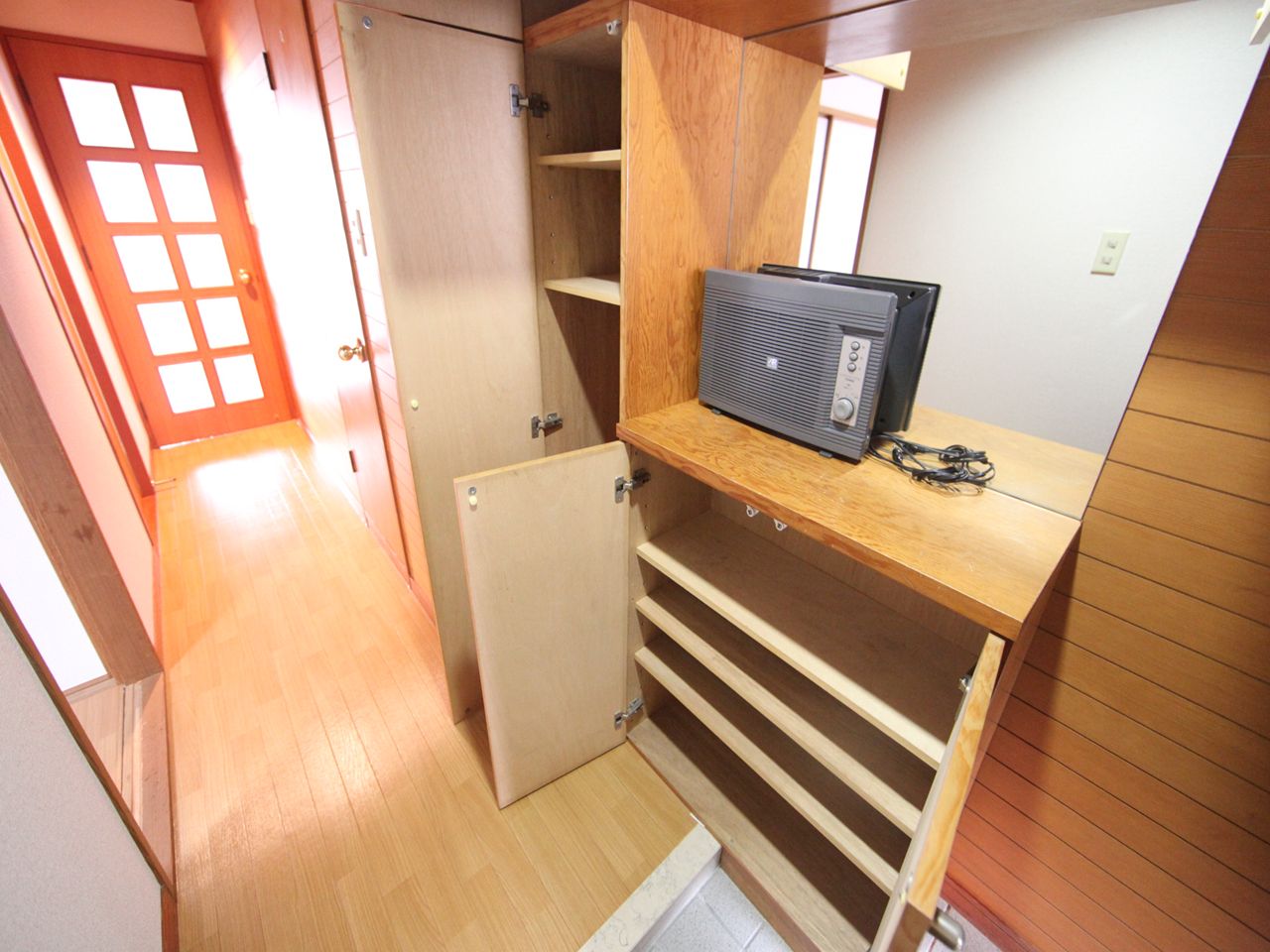 Entrance. Entrance Shoe box (storage rich have)