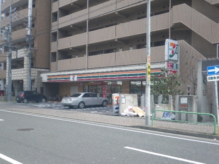 Convenience store. 180m to Seven-Eleven (convenience store)