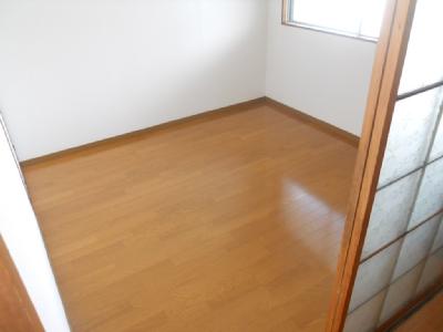 Other room space. Western-style (shooting from the kitchen side