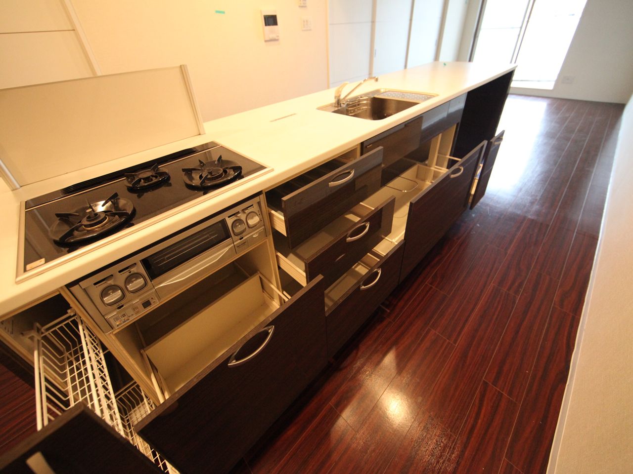 Kitchen. System kitchen (with a 3-burner stove grill)