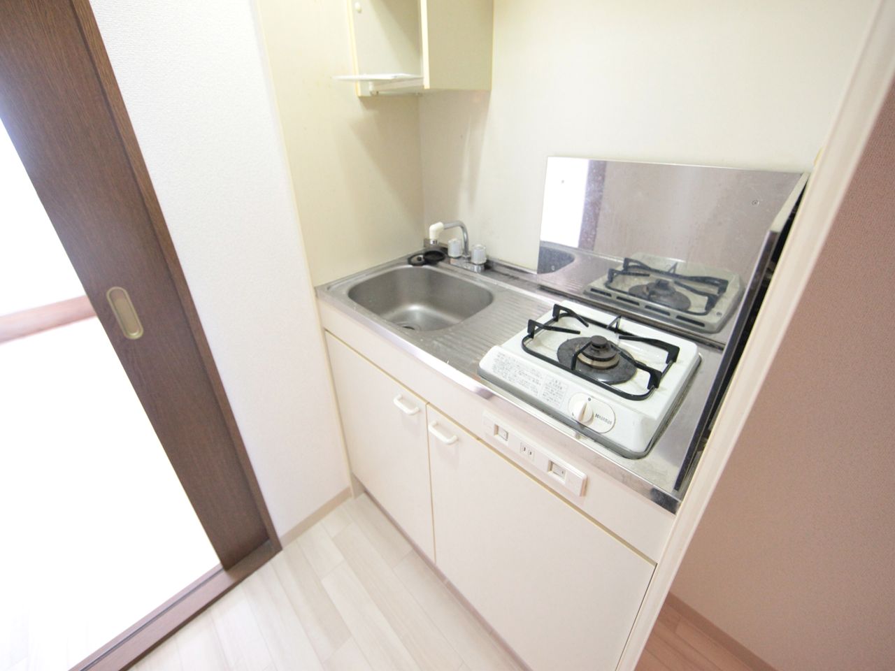 Kitchen. Kitchen (gas 1-neck with stove) refrigerator ・ Range, etc. You can offer