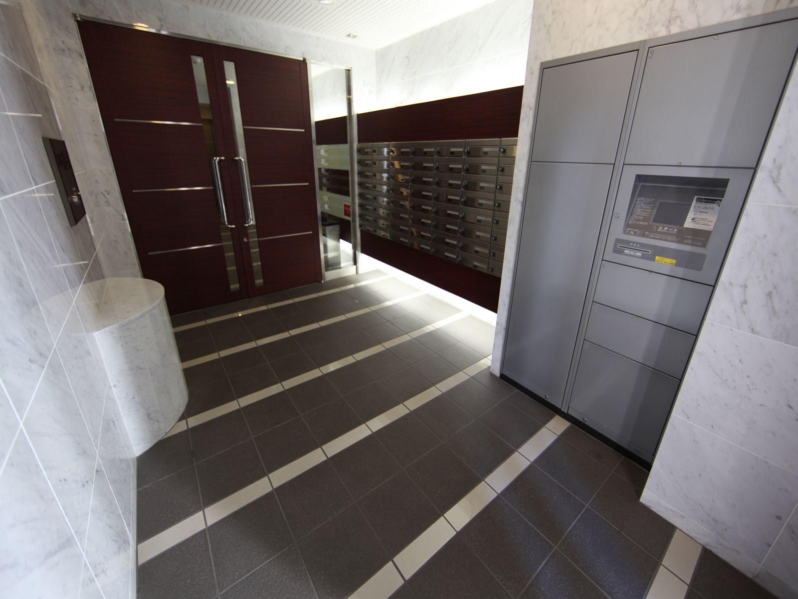 Entrance. Courier with BOX You can receive out-of-office luggage.