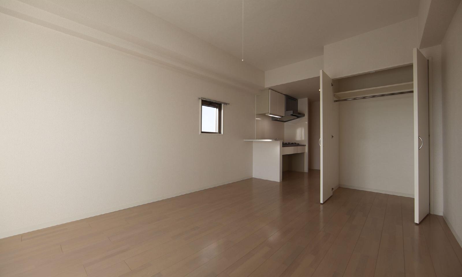 Living and room. Western-style 8.5 Pledge With closet (storage rich have)