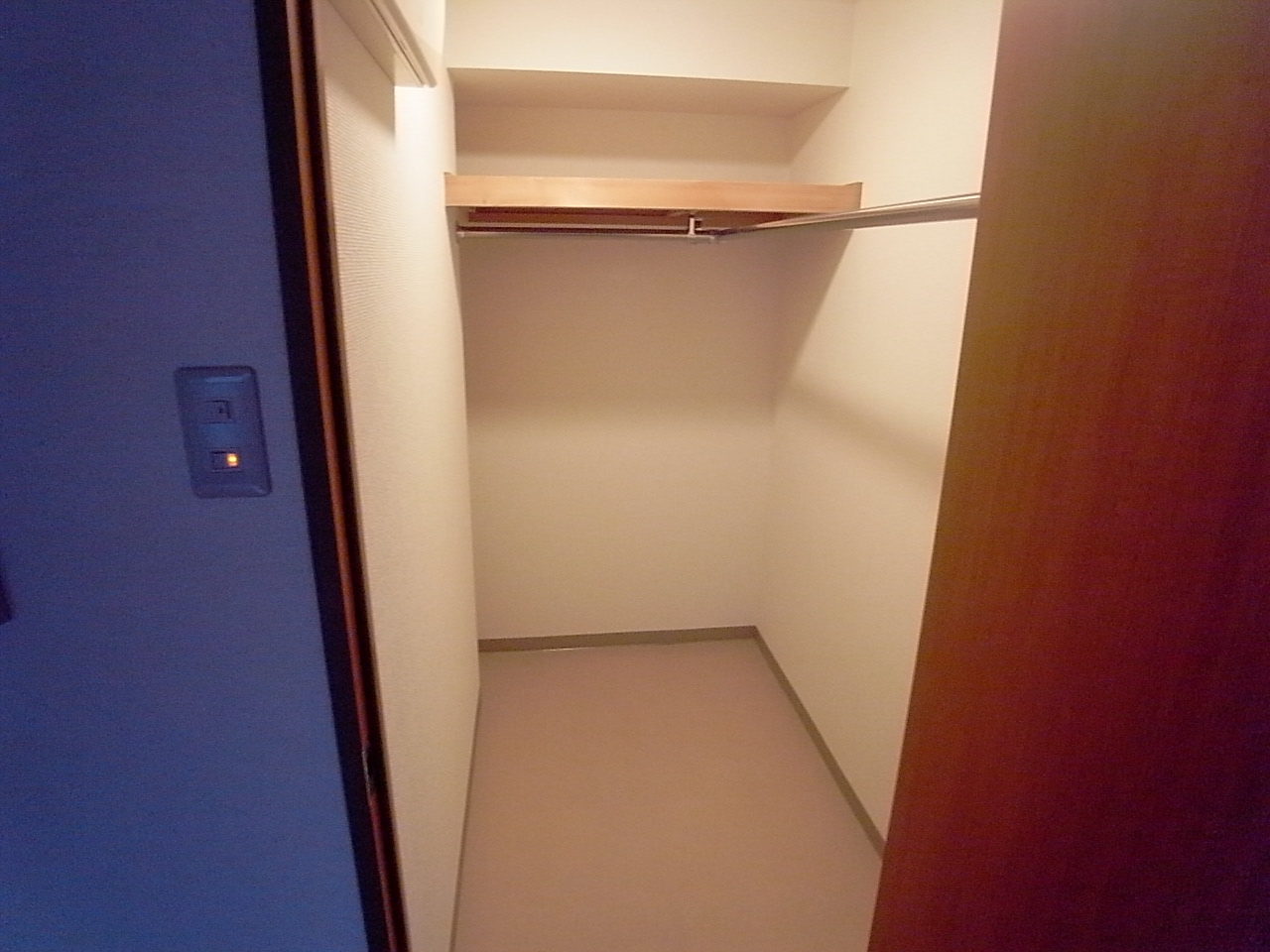 Receipt. With walk-in closet Storage rich have