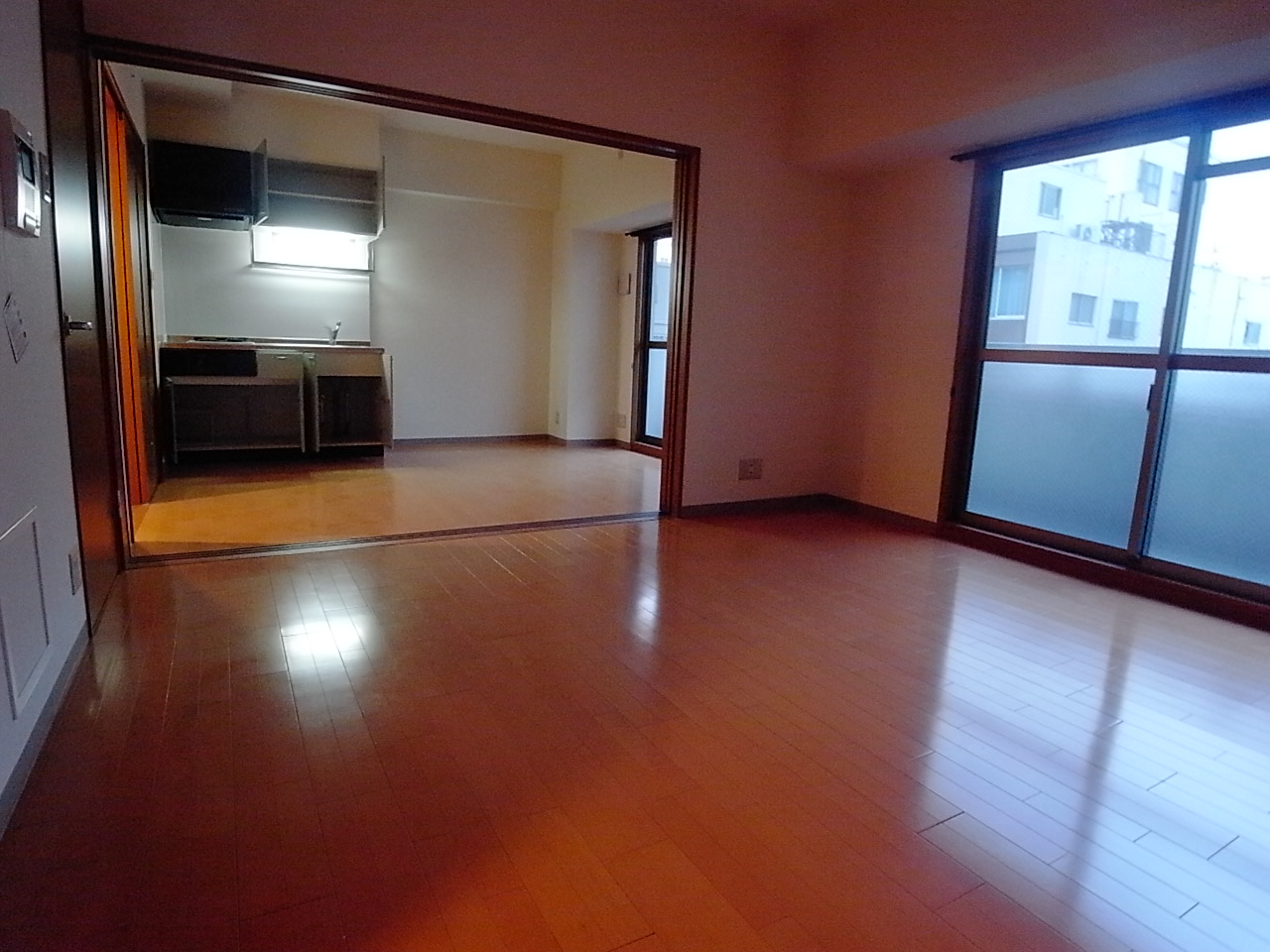 Living and room. Living 7.7 Pledge Western-style 9.1 Pledge OK also by using by connecting