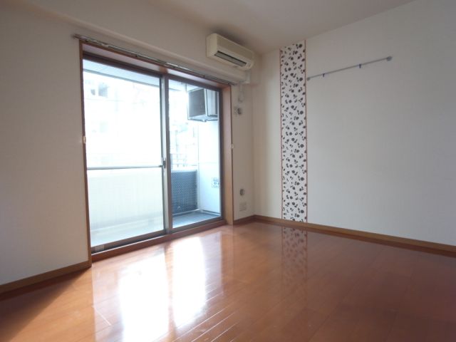 Living and room. Air conditioning ・ Accent Cross