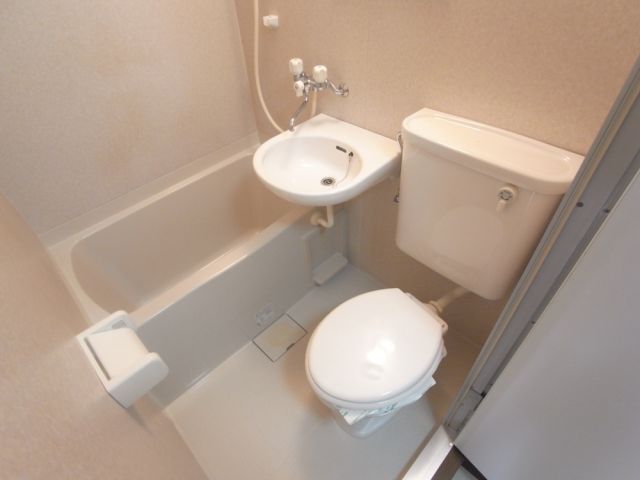 Bath. Cleaning is easy to unit bus.