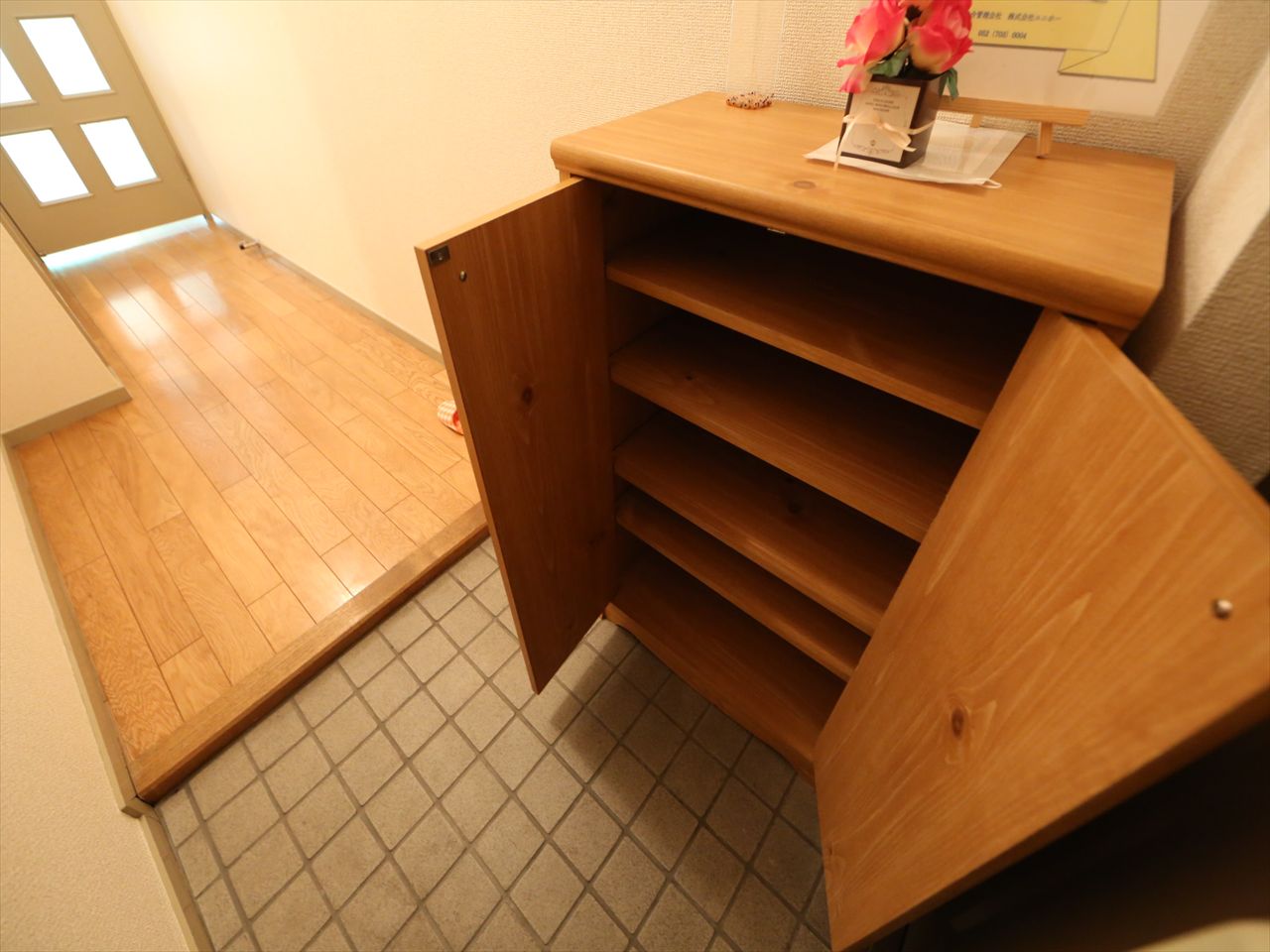 Entrance. Entrance Shoe box