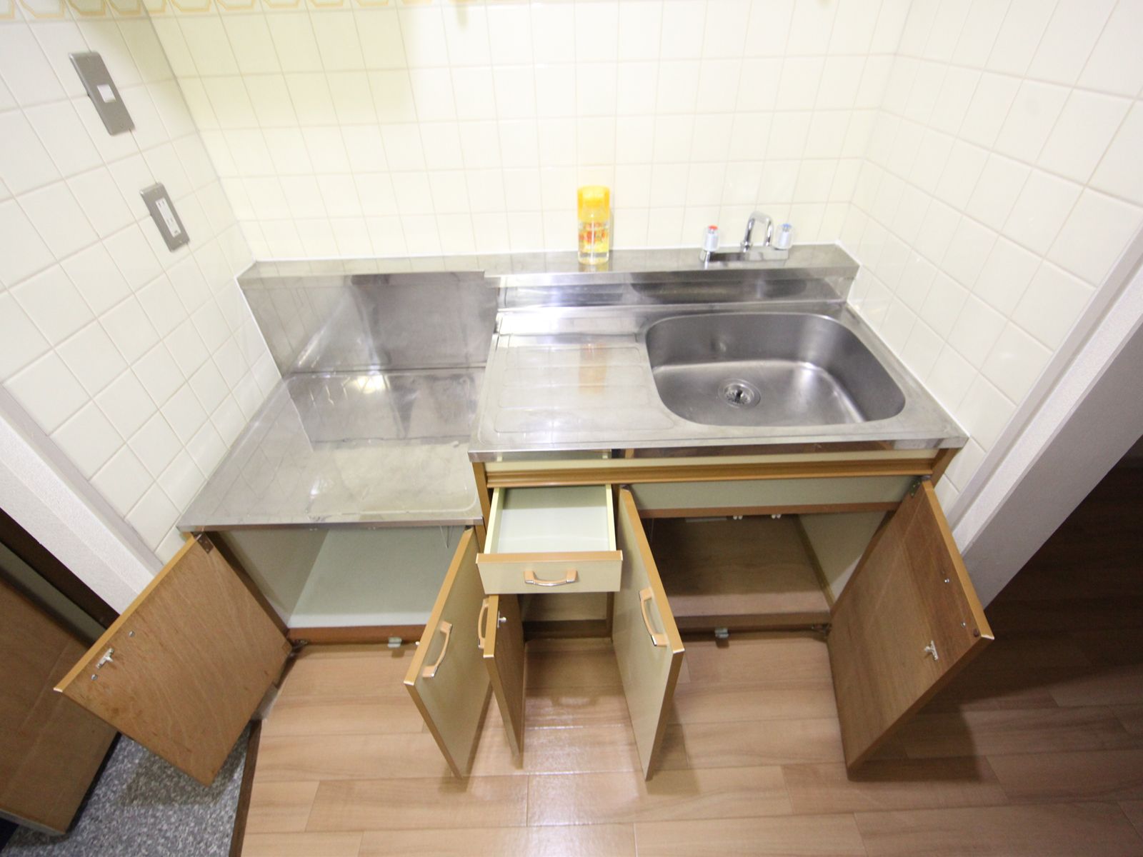 Kitchen. Kitchen (IH Give stove)