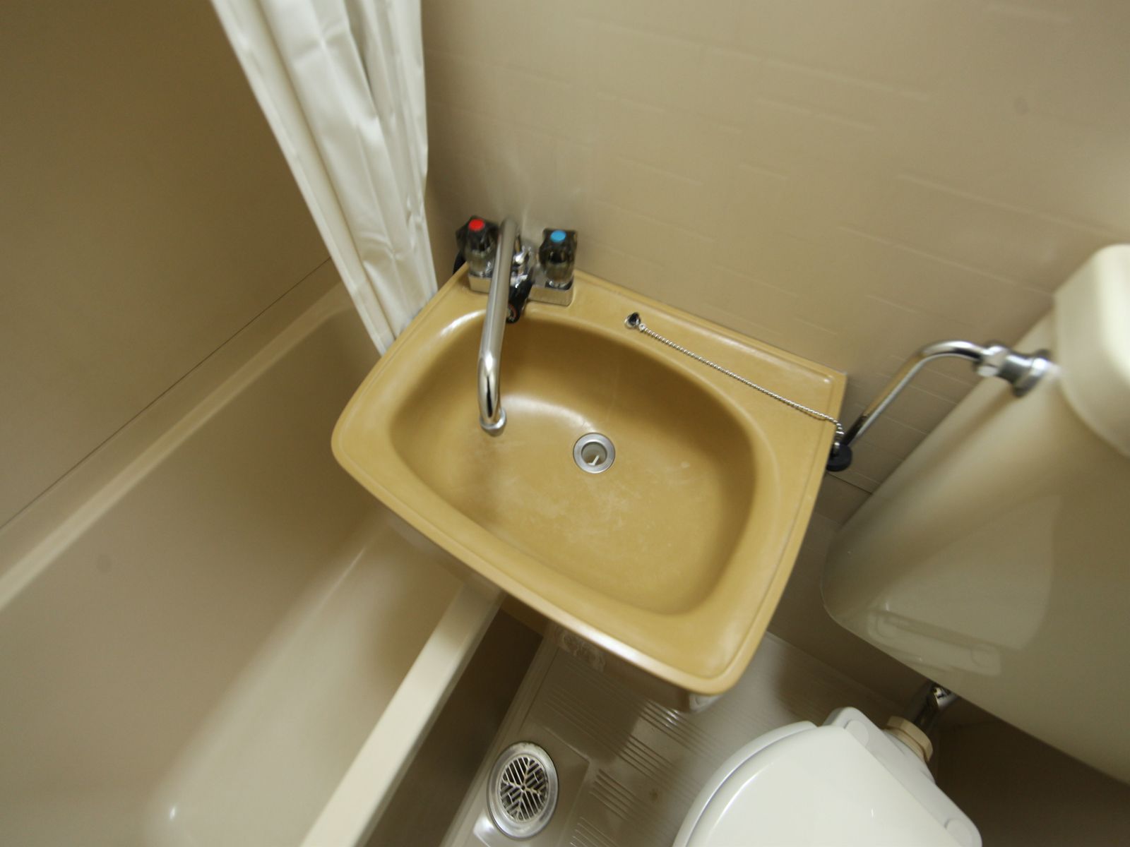 Washroom. Wash basin