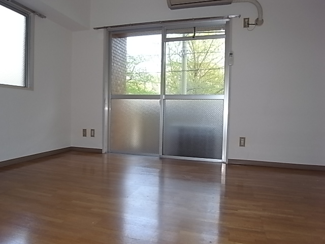 Living and room. Bright living room because it is a corner room!