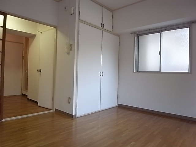 Living and room. In the corner room, There are window!