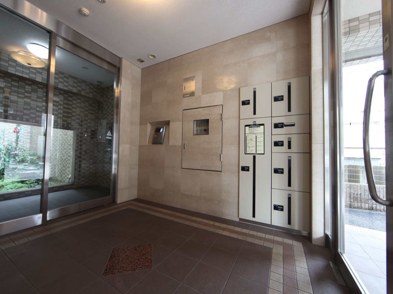 Entrance. Courier with BOX You can receive out-of-office luggage