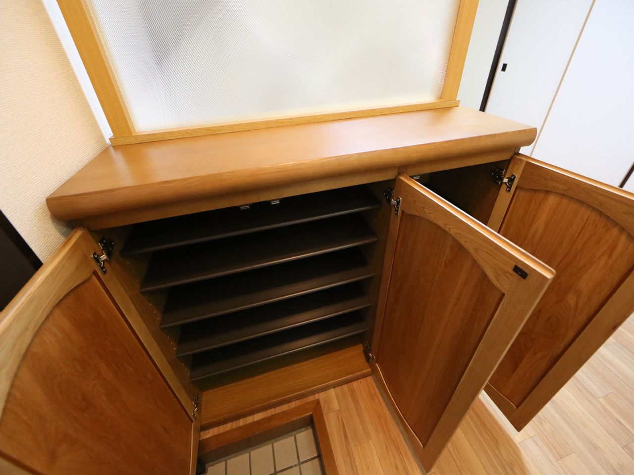 Entrance. Entrance Shoe box (storage rich have)