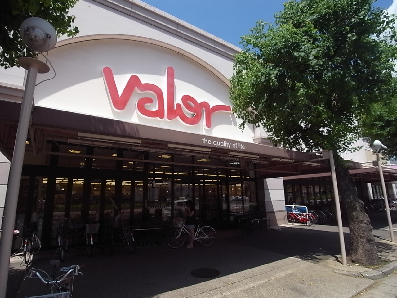 Supermarket. 160m to Barrow roadway store (Super)