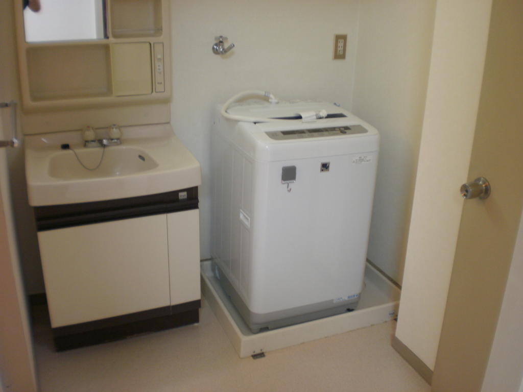 Washroom. Independent wash basin