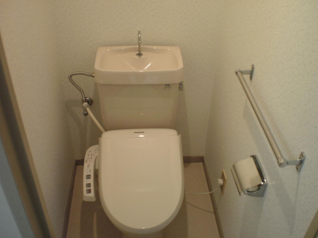 Toilet. Bidet also with.