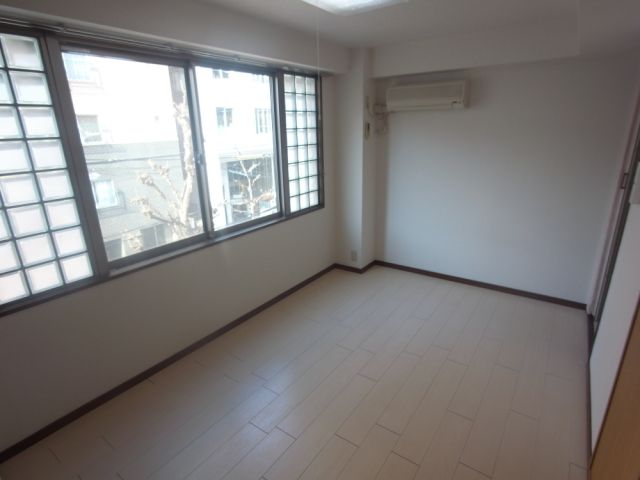 Living and room. With large windows in landscape, Is a floor plan with a sense of openness.