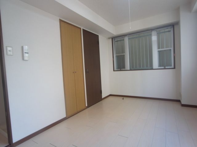 Living and room. It is a bright room where white was the keynote.