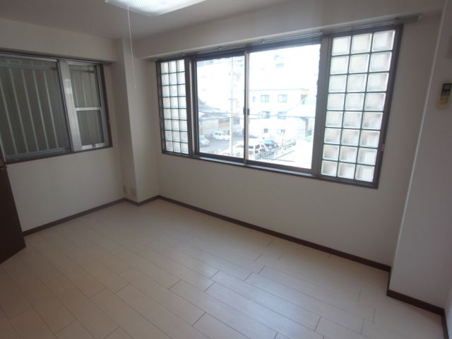 Living and room. And it comes with large windows, Daylighting ・ Day is good.