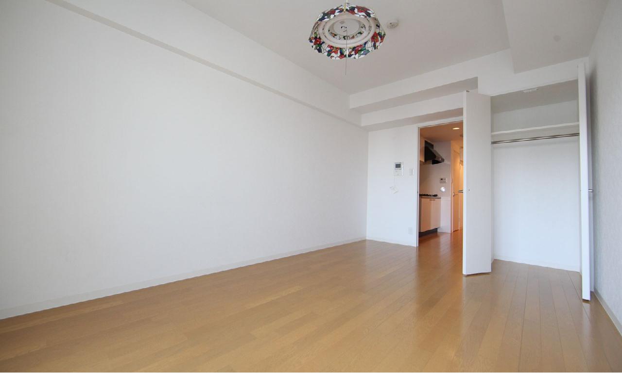 Living and room. Western-style 7.1 Pledge With closet (storage rich have)