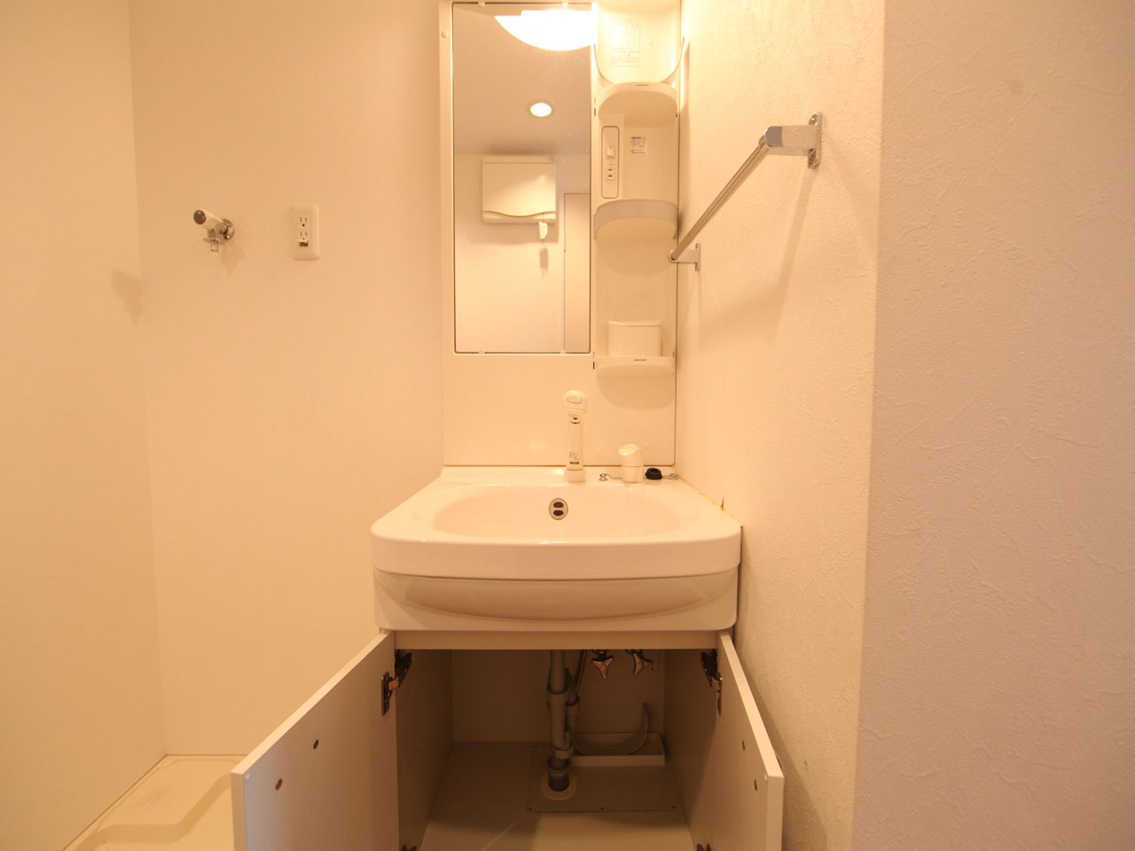 Washroom. Independent washbasin (with shampoo dresser)