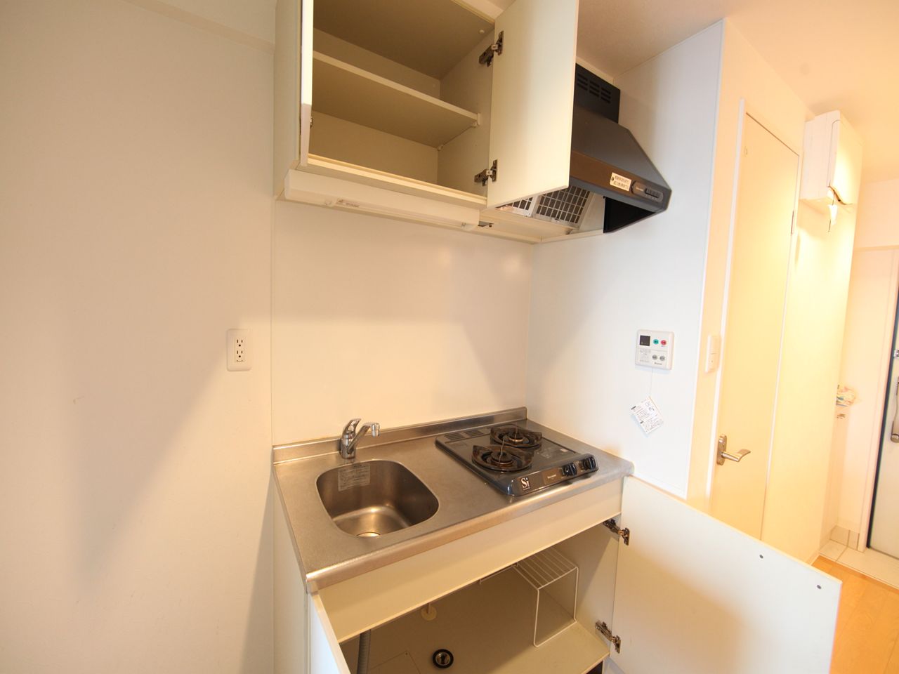 Kitchen. System kitchen (gas 2 burners) can refrigerator .. preparation