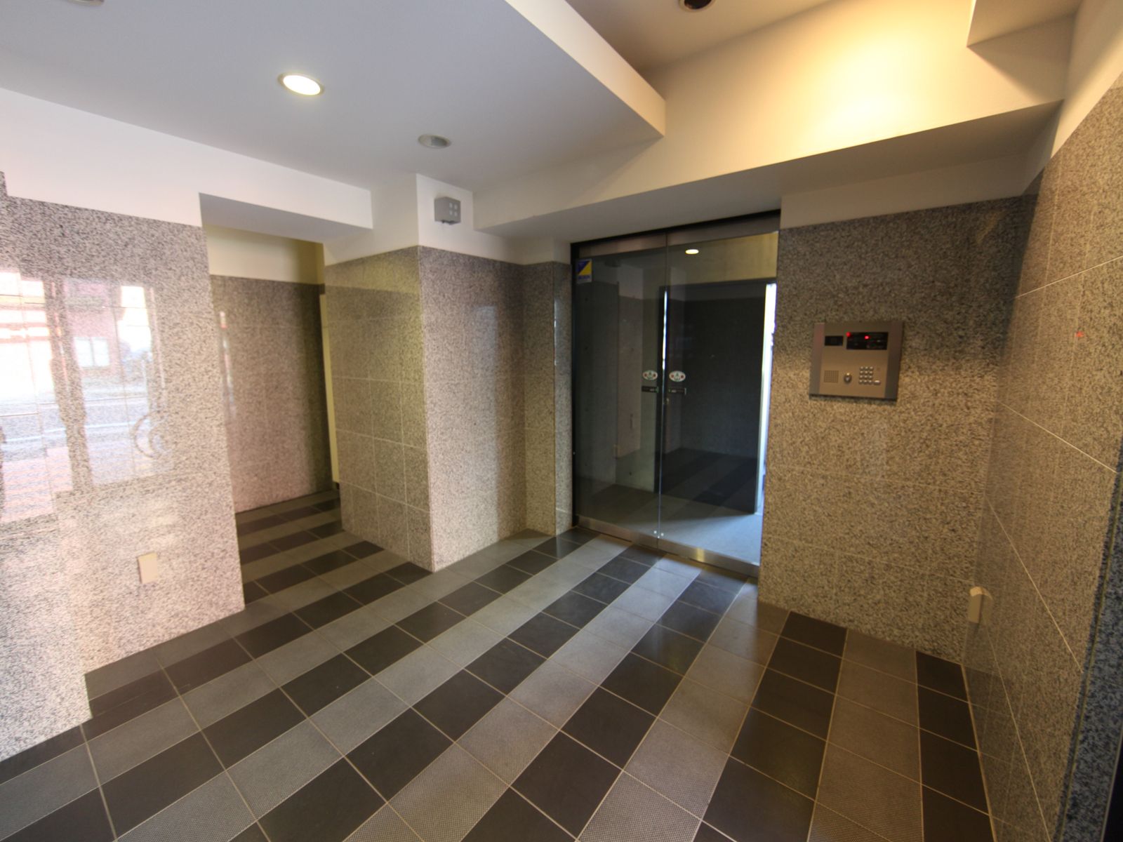 Entrance. entrance With auto lock