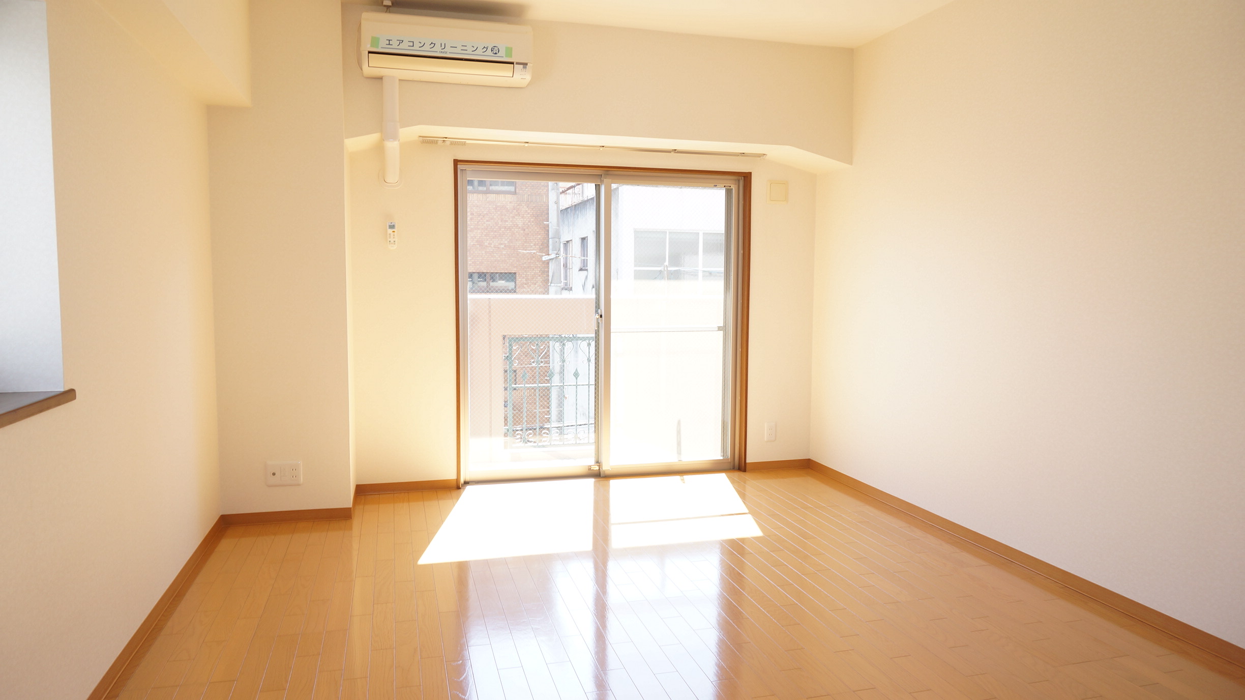 Living and room. Western-style 11.4 Pledge