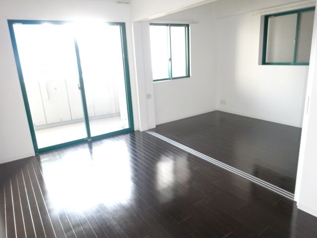 Living and room. We are living the spread.