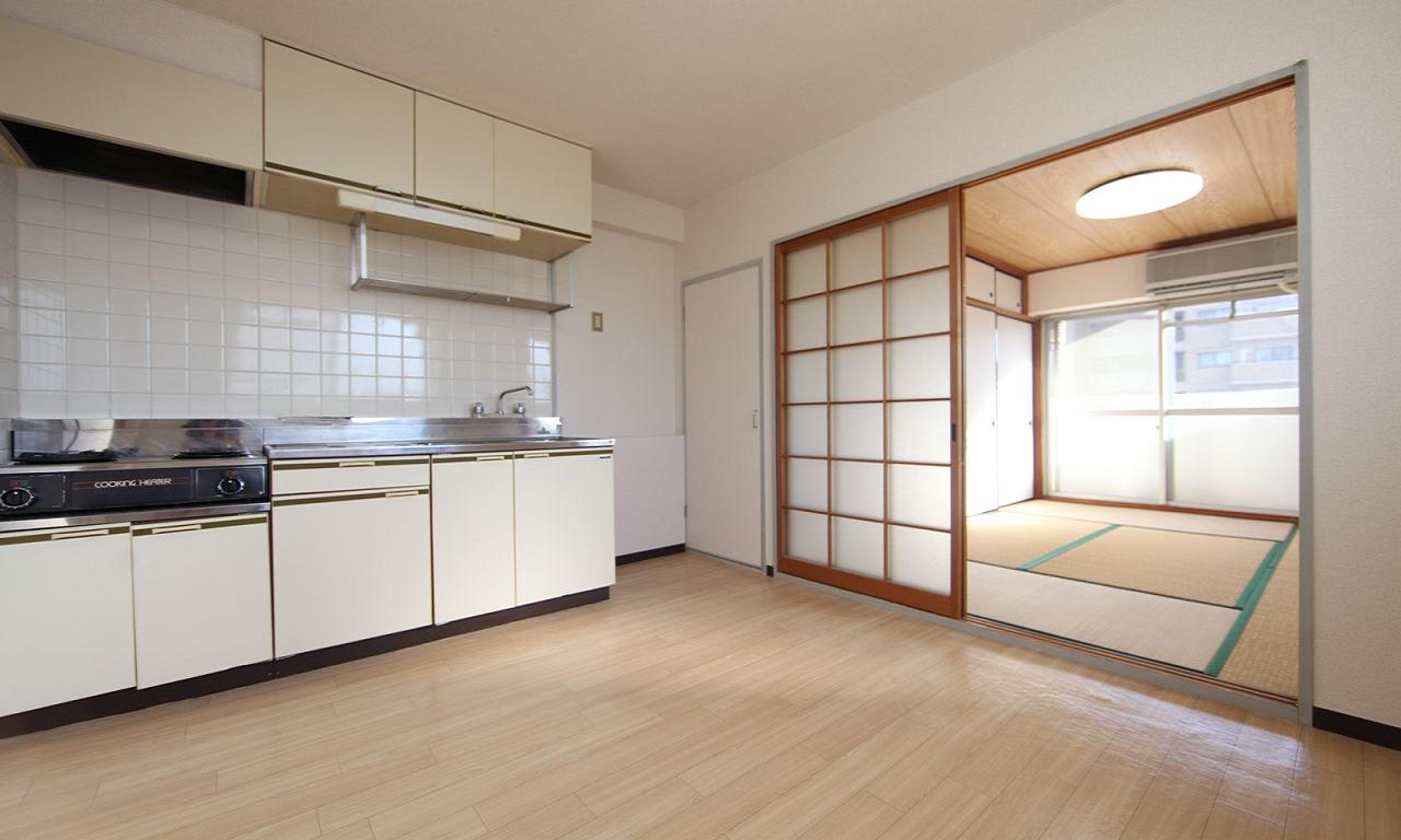 Living and room. Dining kitchen 5 Pledge Two-burner electric stove