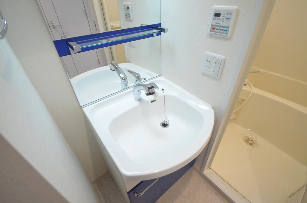 Other Equipment. Shampoo dresser