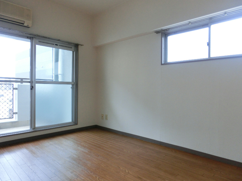 Other room space. Western-style (shooting from the kitchen side