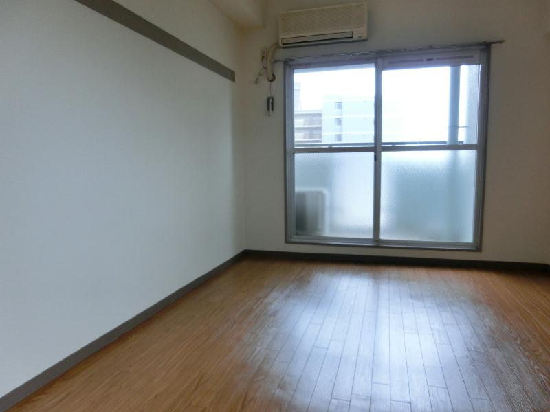 Other room space. Western-style taken from the kitchen side