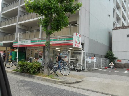 Convenience store. Lawson 100 up (convenience store) 880m
