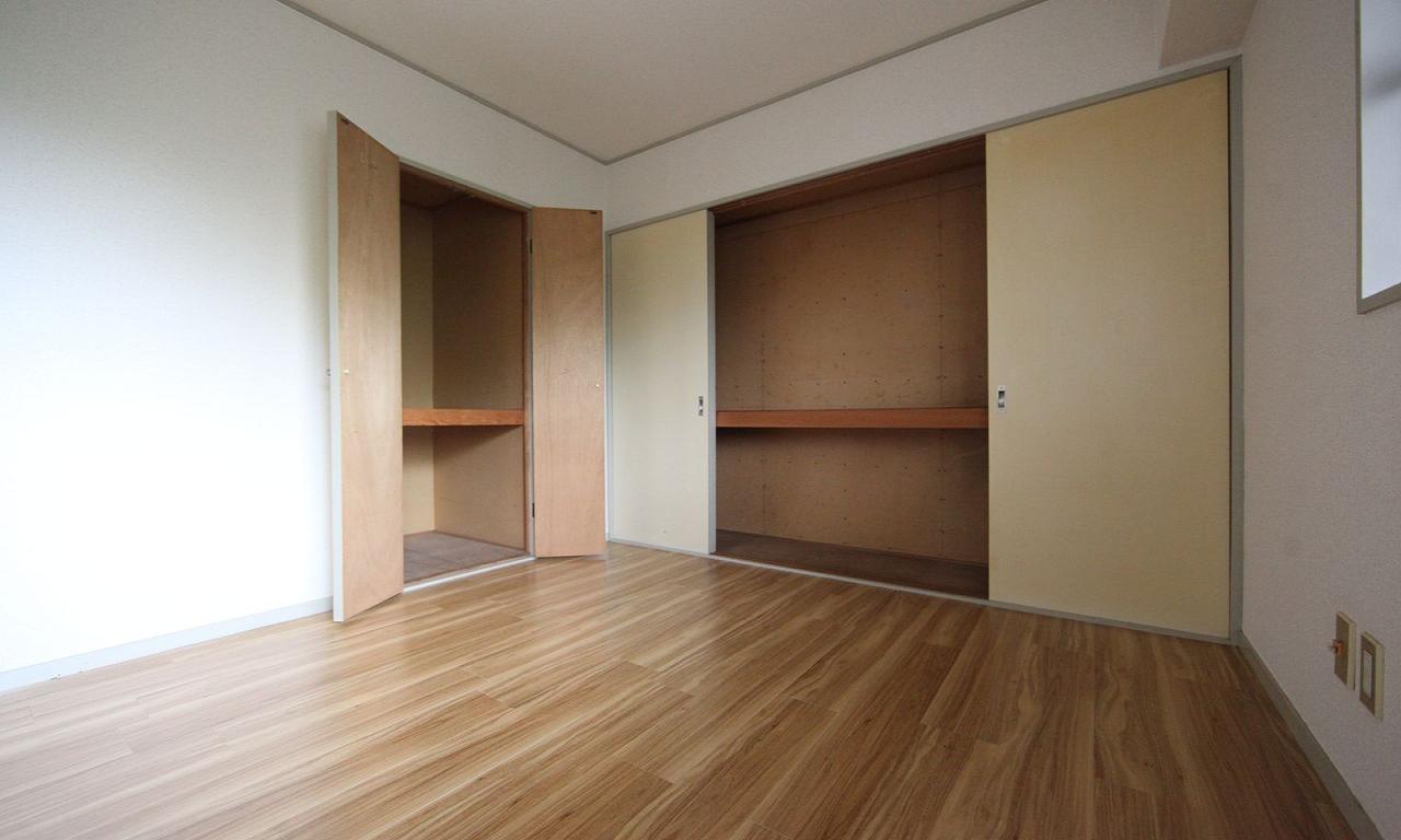 Other room space. Western-style 6 Pledge Housed in two places (storage rich have)